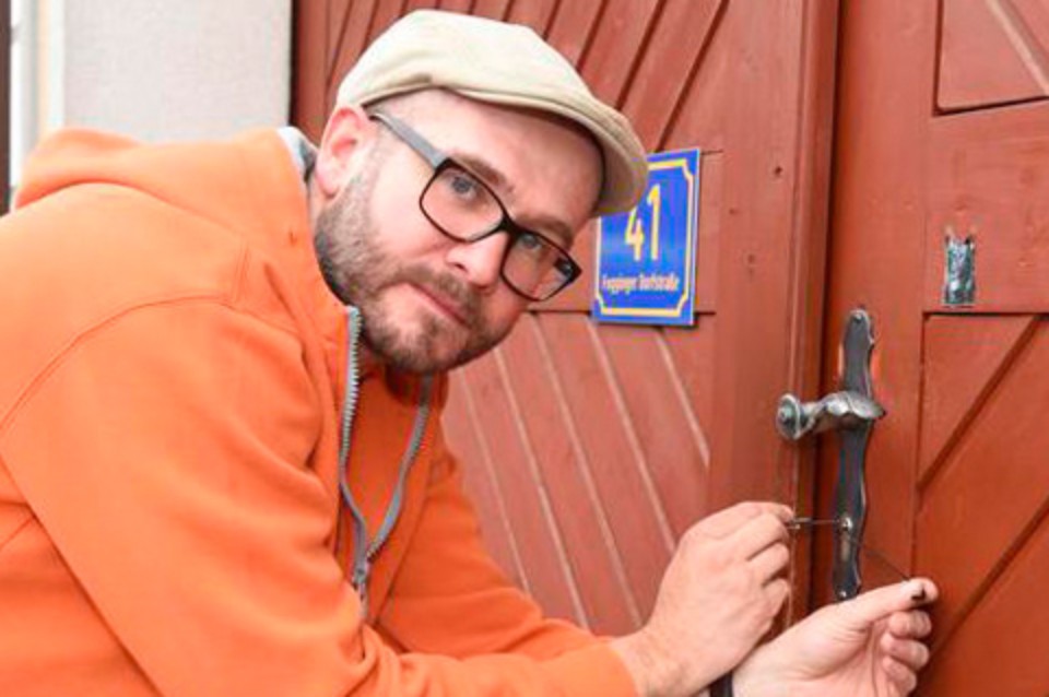 Mann versucht, Tür zu öffnen, Foto vom Aufsperrdienst Thomas Pehofer
